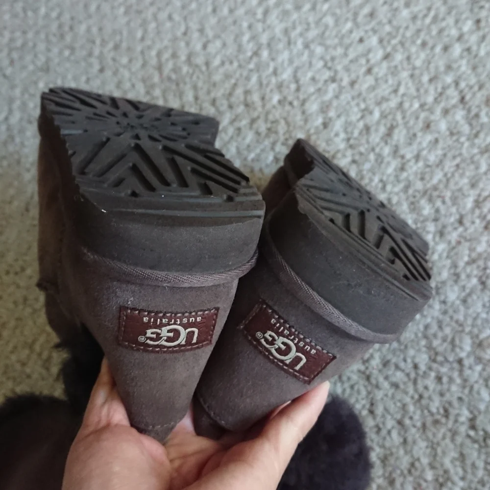 UGG Bailey Button II chocolate Brown Suede Boots SIZE 8